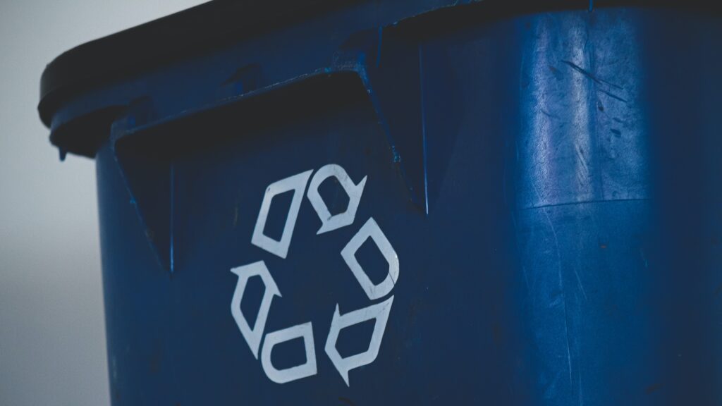 リサイクルマークが描かれた青いゴミ箱