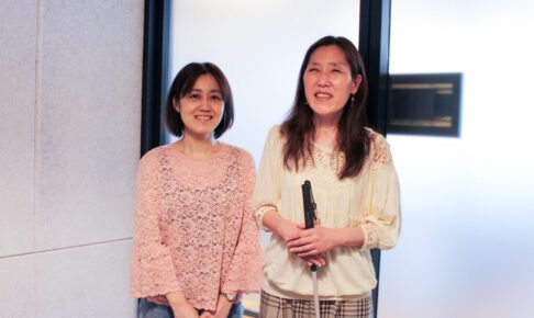 笑顔で立っている藤田さんと藤井さんの写真。