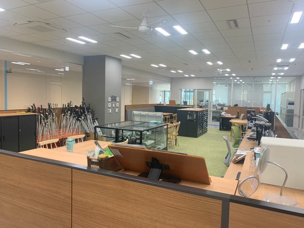 神戸アイライト協会室内の写真。整頓されていて、白杖がたくさん置いてある。