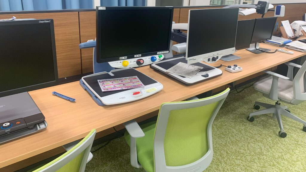 講習用のパソコンが並んだ机の写真。