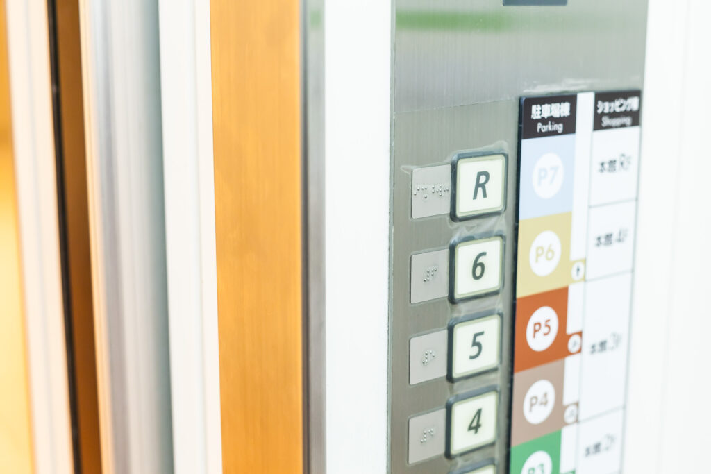エレベーターのボタンの点字案内の写真。