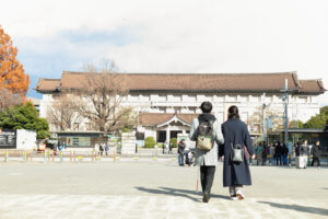 東京国立博物館に向かう、北原さんとガイドヘルパー。