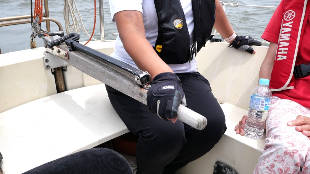 船を操縦するテイラーを握っている写真。