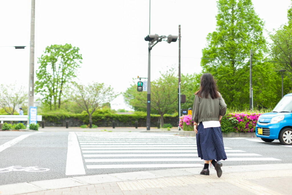 一人で横断歩道を渡ろうとしている視覚障害者。