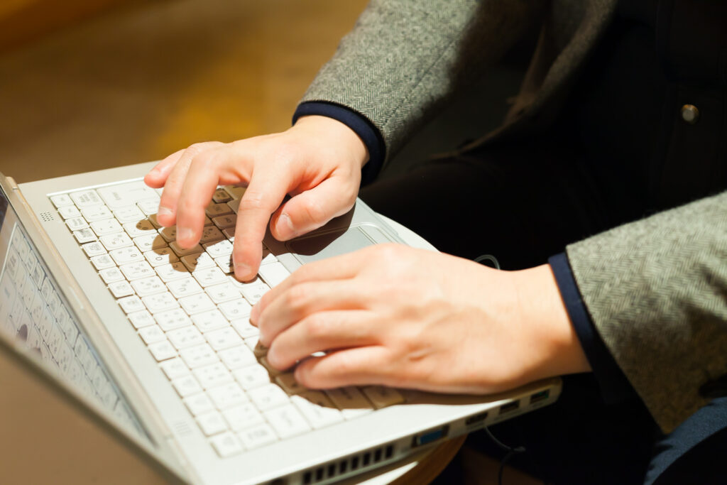 ノートパソコンを使っている視覚障害者の手元の写真。