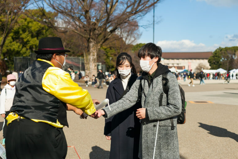 視覚障害者の移動支援サービス”同行援護”とは?対象者と利用の流れを解説 | Spotlite