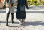 白杖の人とガイドヘルパーが歩いている足元の写真。