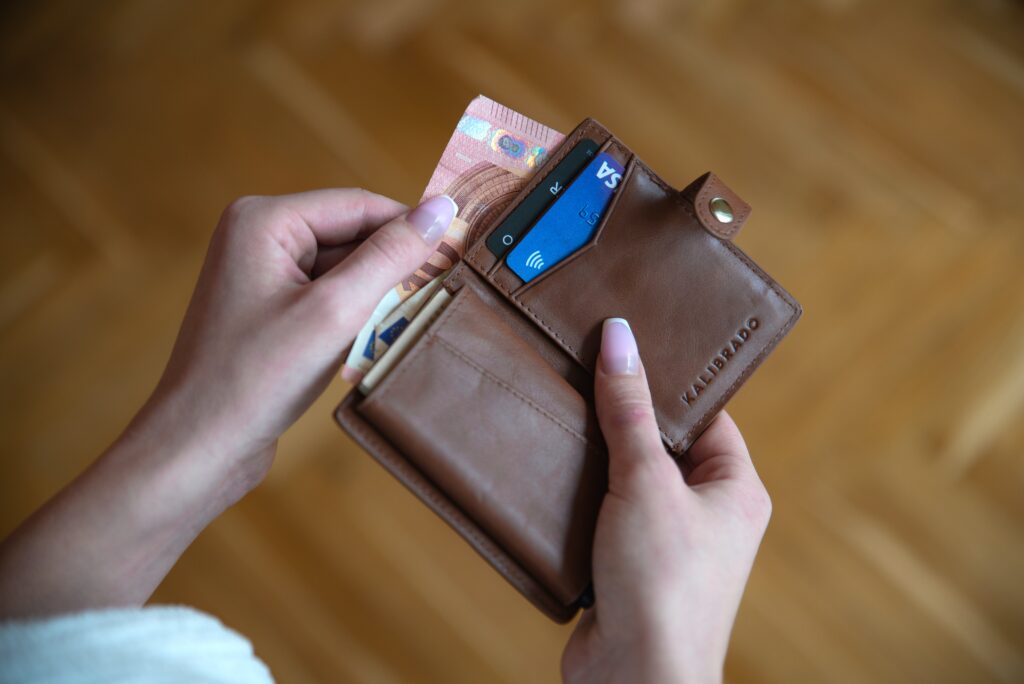 財布から紙幣を取り出そうとしている手元の写真。