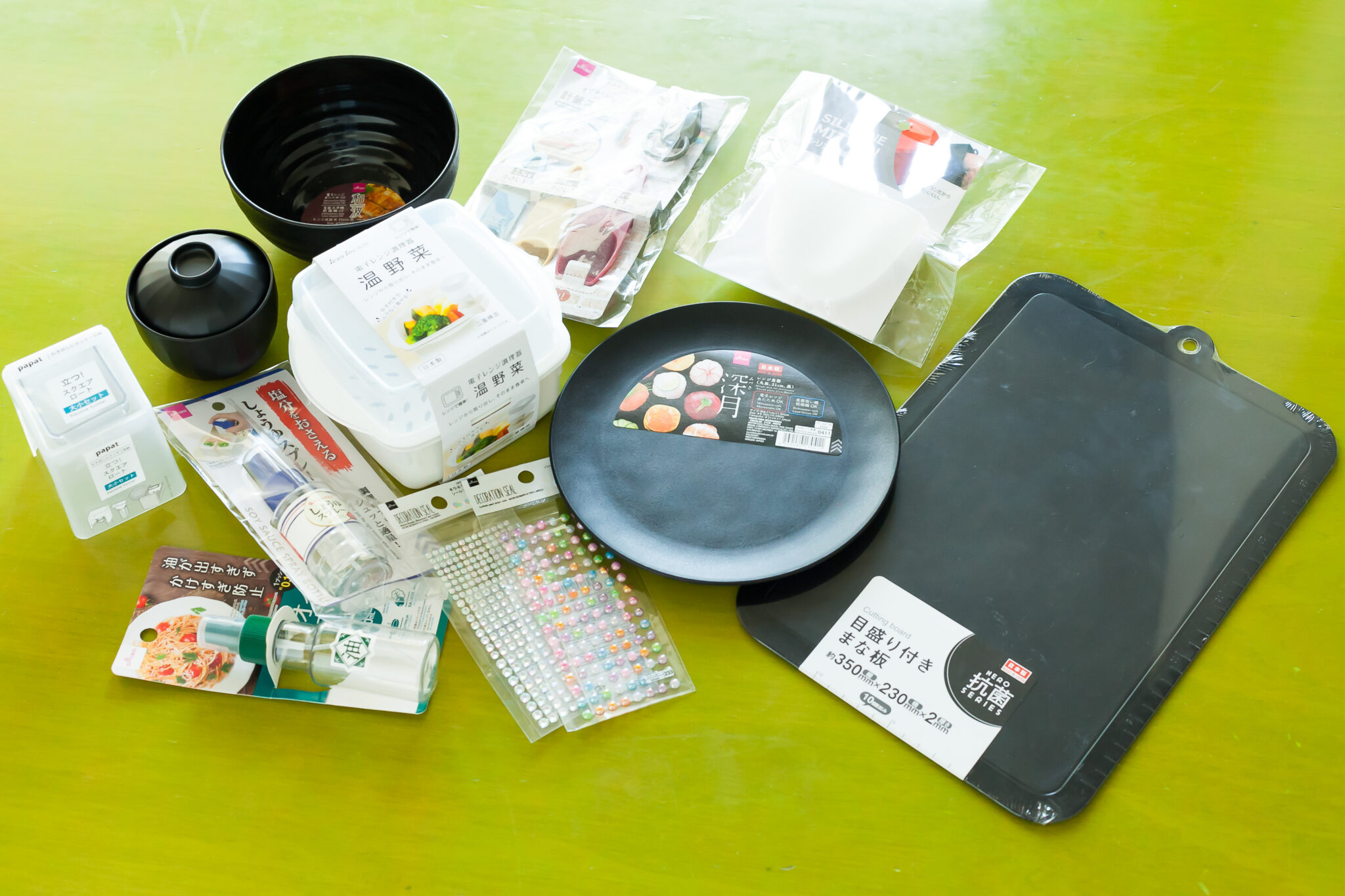 画面いっぱいに並んだ、100円均一ショップで購入できる便利グッズ。メモリ付きまな板や醤油スプレー、凹凸感があるシールなど。
