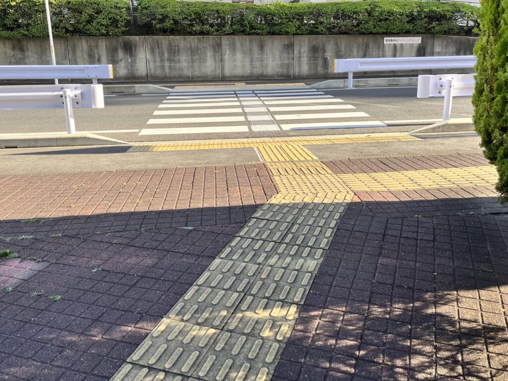 点字ブロックが横断歩道にも連続している「エスコートゾーン」の写真。
