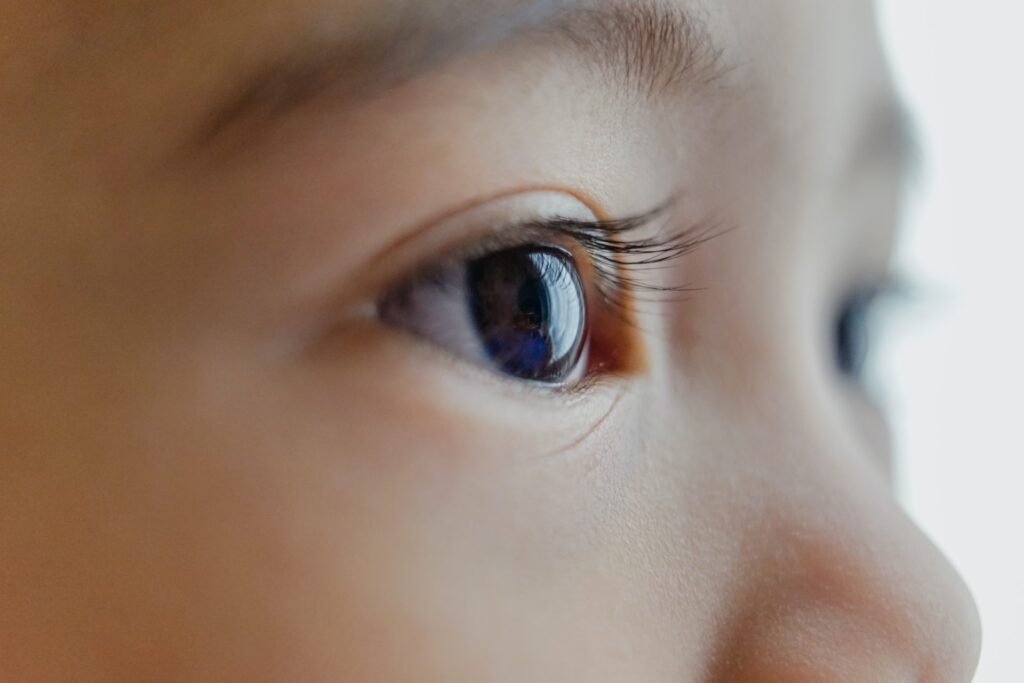 子どもの瞳の部分を斜め前からクローズアップしている写真。