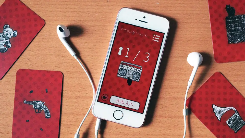 「おばけはおまえだ」のカードと、アプリの画面が写ったスマートフォン。