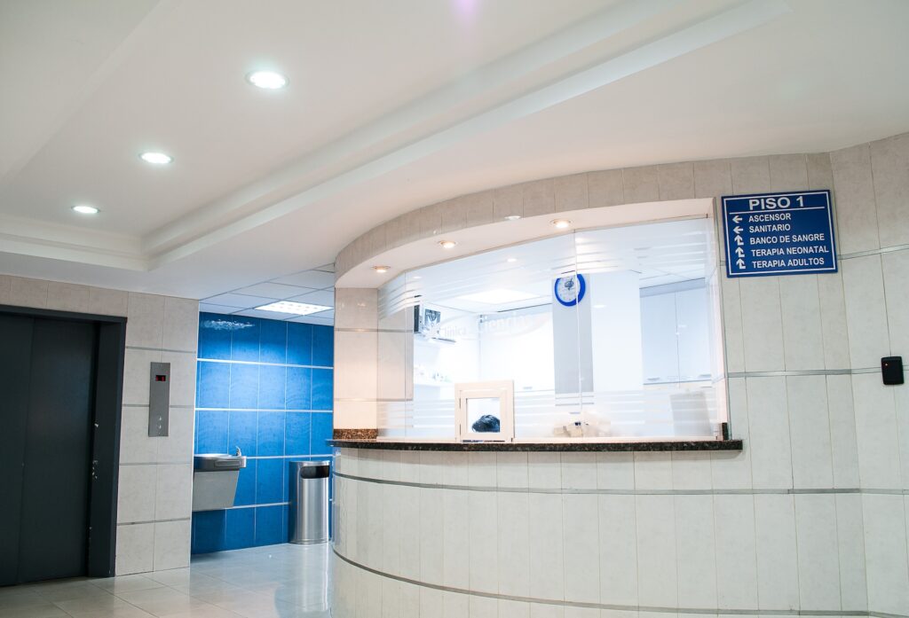 白と青を基調とした、明るく清潔感のある病院の受付のイメージ写真。