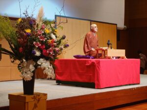視覚障害者の生活を守る会の60周年記念行事で創作落語を披露する桂福点さん。