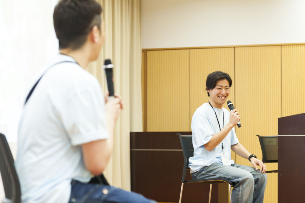 トークショーで、マイクを片手に笑顔で話す野口さんと高橋さん。