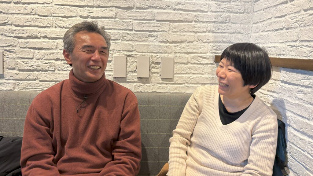 楽しそうに笑いながら、取材に答える葭原さんと栗原さん。