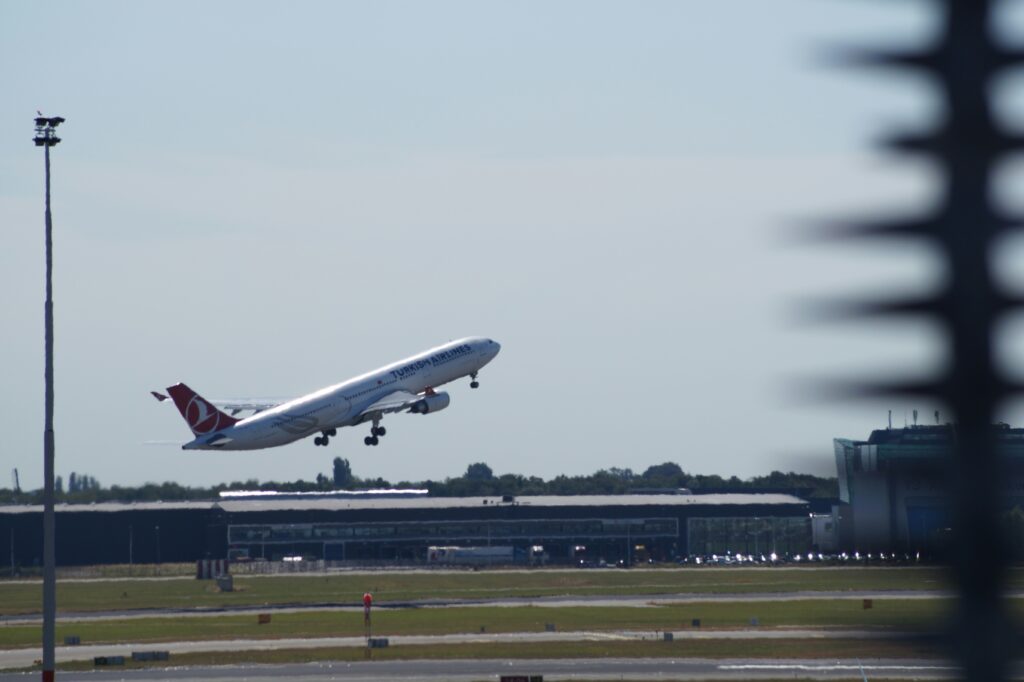 滑走路を飛び立つ飛行機のイメージ写真。