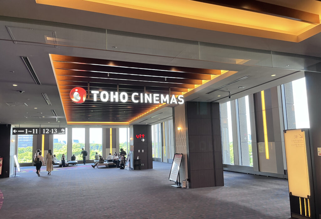 TOHO CiNEMAS日比谷のロビー。天井が高く大きな窓もあるエントランス。