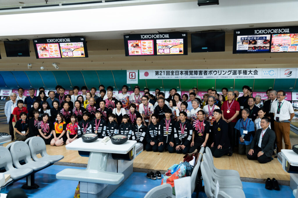レーンを背に、全参加者の集合写真。