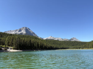 カナダ・アルバータ州の湖の写真。氷河を背景に、手前に湖がある。