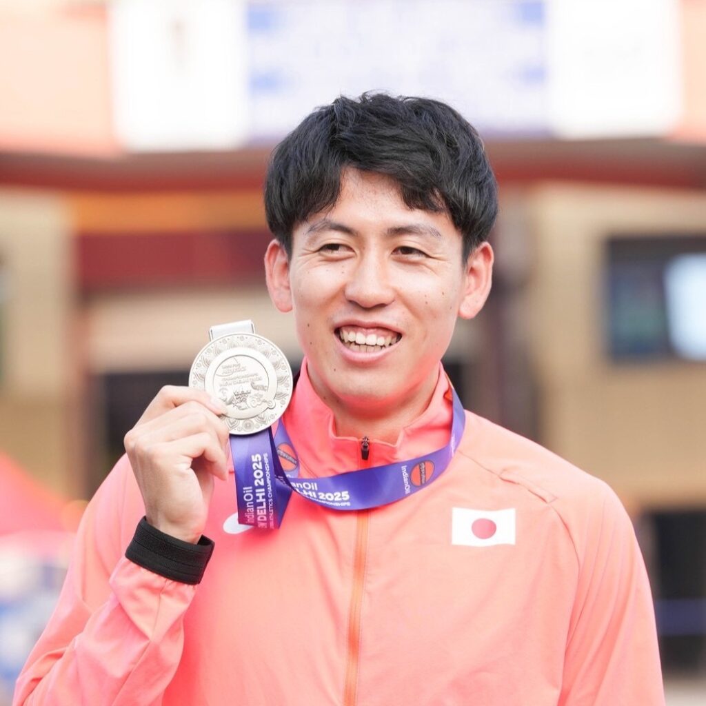 2025年世界パラ陸上のメダルを手に笑顔の福永選手。
