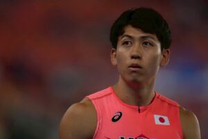 福永凌太選手。赤系のタンクトップタイプの日本代表ユニフォーム姿。胸元から顔までが写った写真。