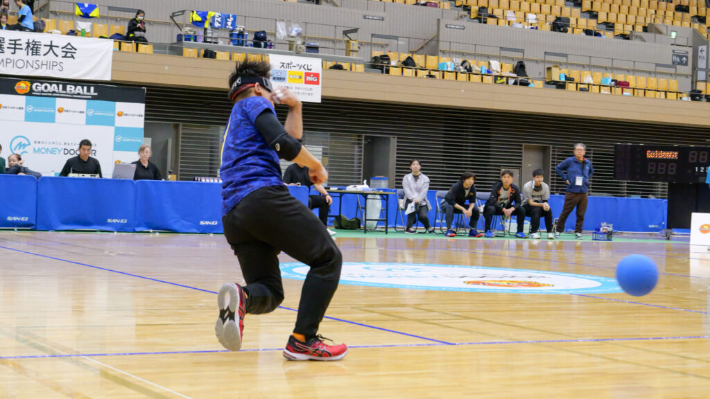 選手が、ボールを投げた瞬間の様子。投げ終わった左腕は体の前でクロスして右肩あたりまで振り切っている。右足を踏み出し、左足は地面を蹴った直後。