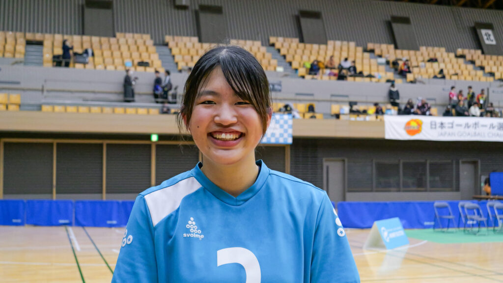 インタビューに答える新井選手。スカイブルーに白のアクセントが入ったユニフォームを着ている。