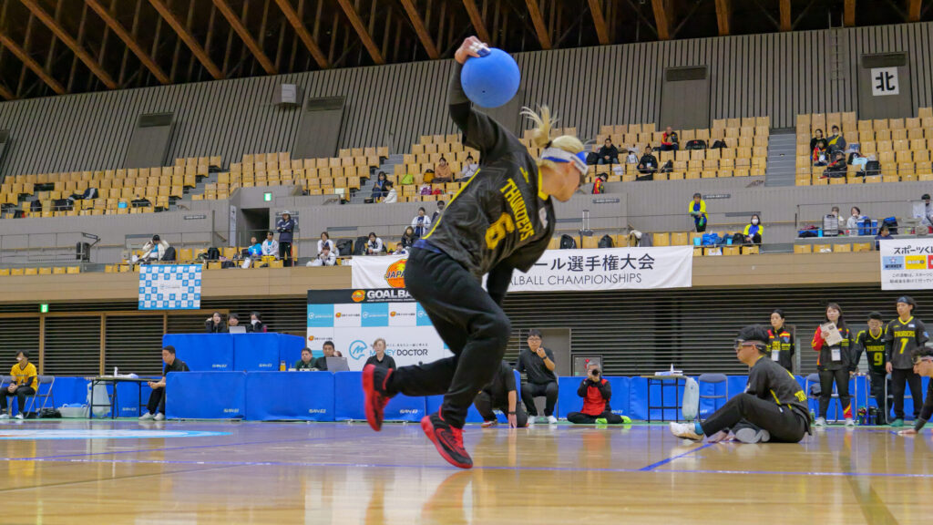 所沢サンダースの選手の投球の瞬間。ボールを持つ右手を力いっぱい引いて、右足を軸に回転しながら投げようとしている。