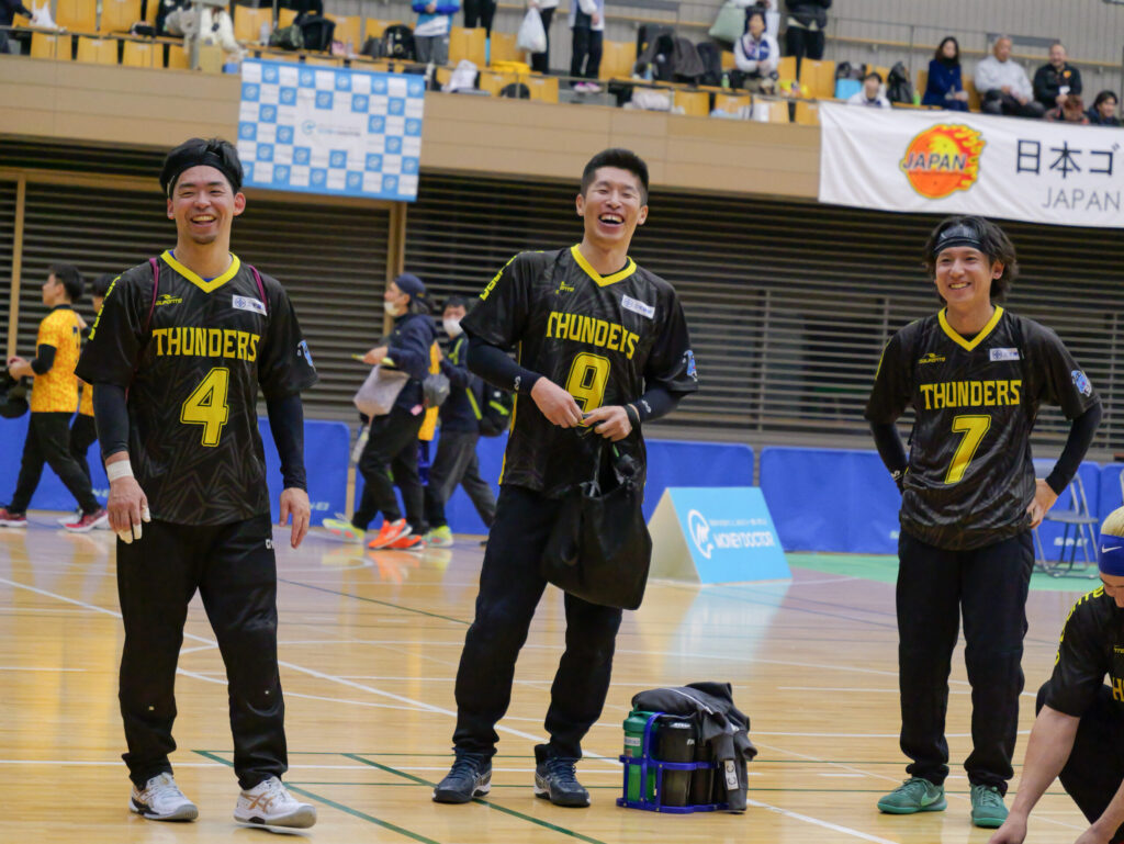 コート内で満面の笑顔を見せている所沢サンダースの選手3人。