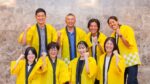 みつきイベント時のスタッフの集合写真。葭原さんとみつきの運営メンバーが黄色いハッピ姿で左手をでッツポーズをしている。