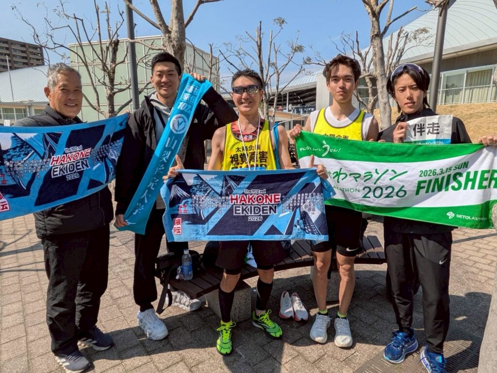 視覚障害ランナー三國さんを中央に、左隣に代表高橋と岡先生。右隣に伴走者の加藤さんと都築さん。