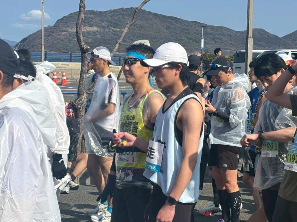 集中した様子の伴走者加藤さんと、まっすぐ前を向いている三國さん。スタート直前の様子。