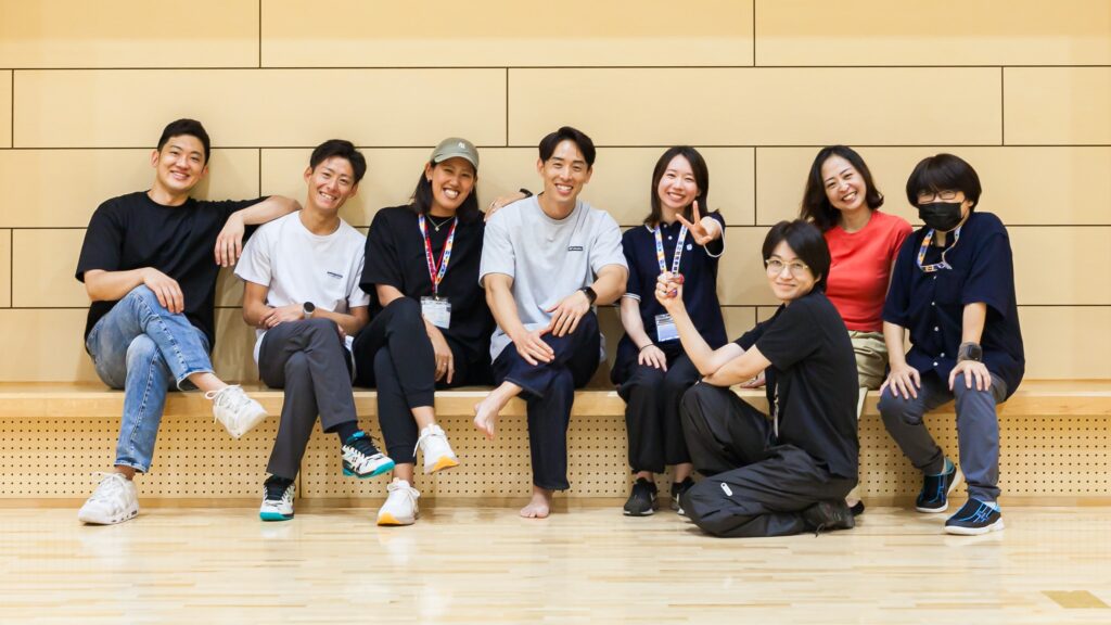 ブラインドスポーツエキスポ2026当日の、みつき運営スタッフの集合写真。全員が笑顔。