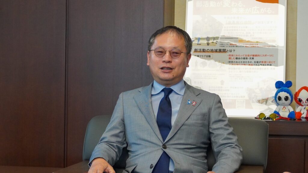スポーツ庁内長官室にて。ソファに座り、インタビューに答える河合さん。
