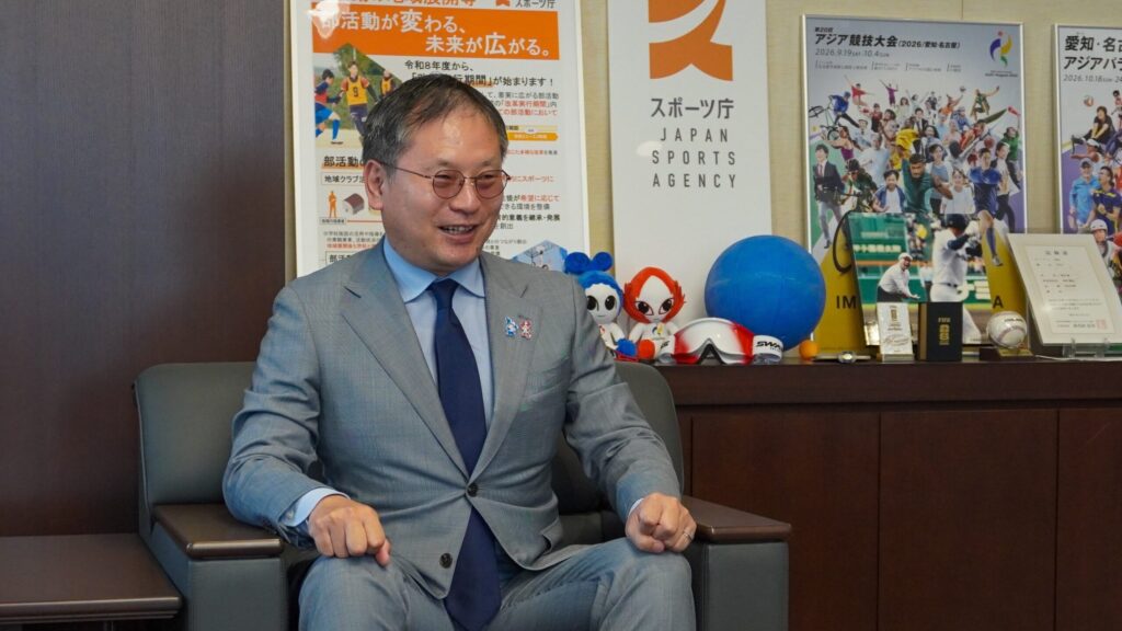 笑顔で楽しそうに話している河合さん。