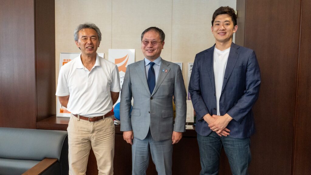 河合さん、葭原さん、高橋が笑顔で並んで立っている写真。