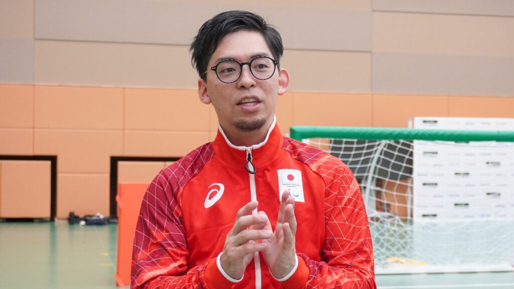 アジアパラ日本代表の赤いジャージを着た田口選手。