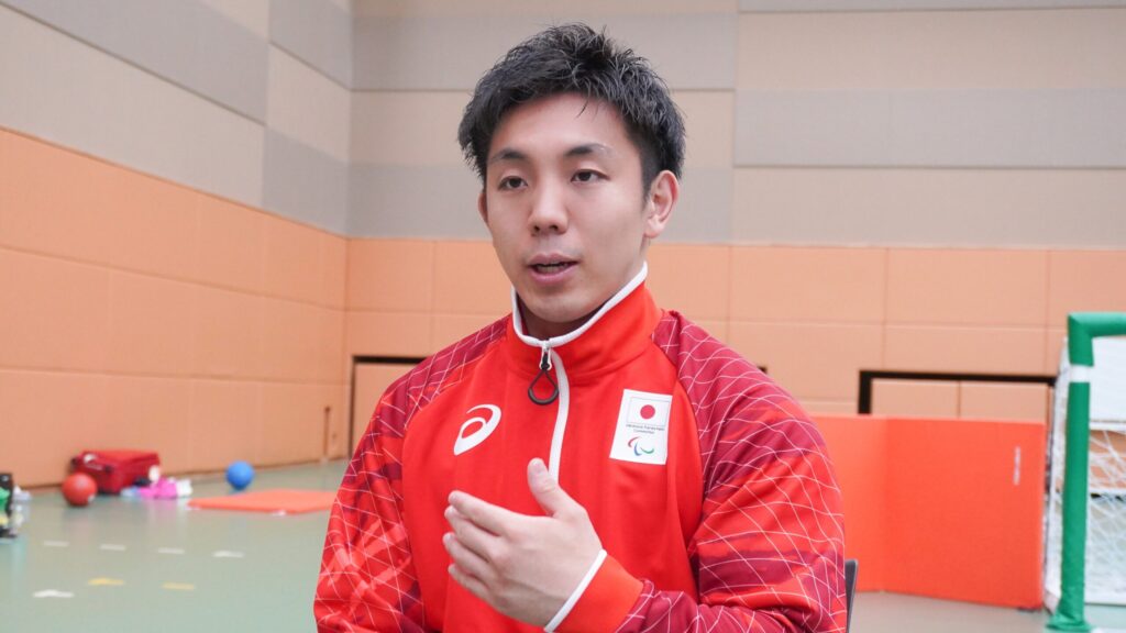 アジアパラ日本代表の赤いジャージを着た金子選手。