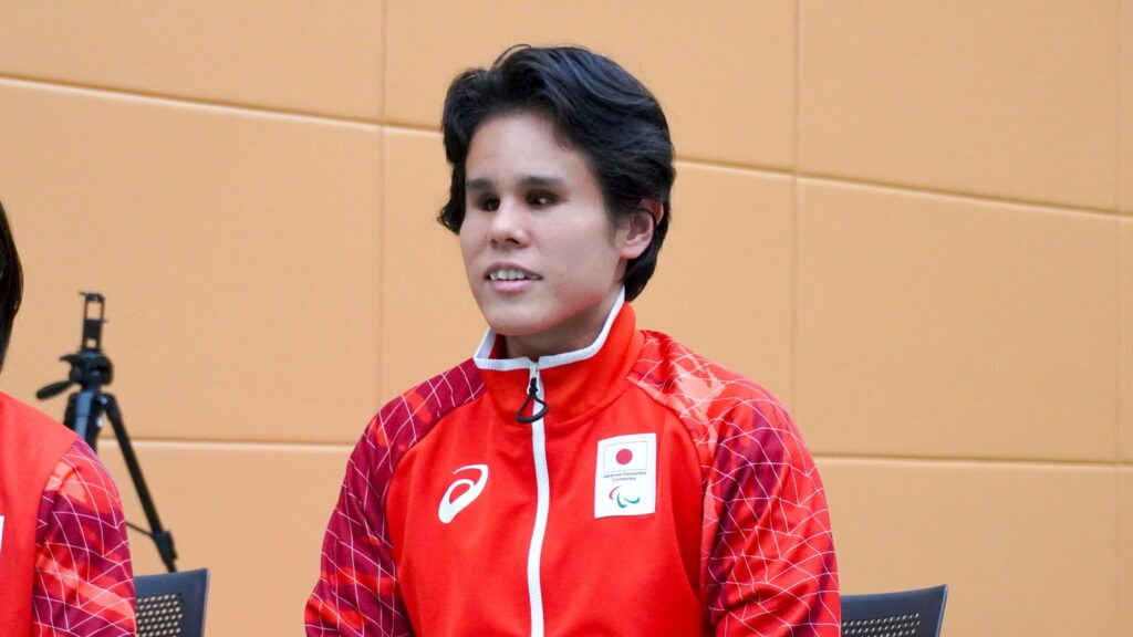 アジアパラ日本代表の赤いジャージを着た安室選手。