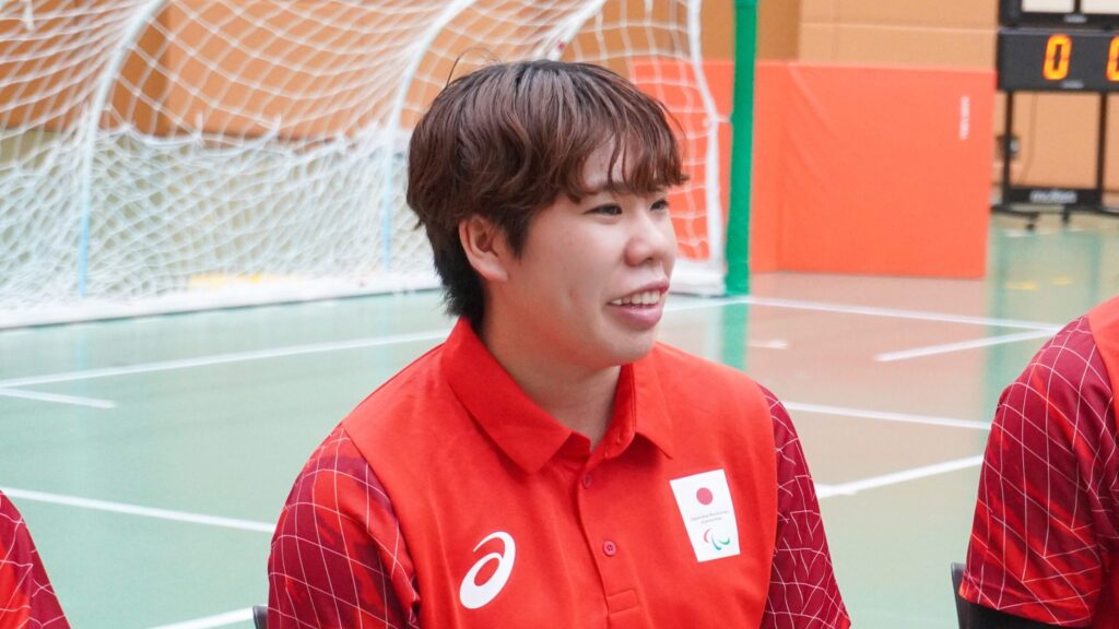 アジアパラ日本代表の赤いポロシャツを着た木村選手。