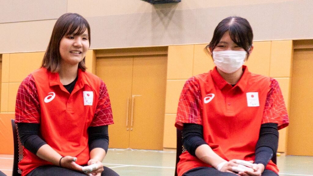 アジアパラ日本代表の赤いポロシャツを着た萩原選手と新井選手。