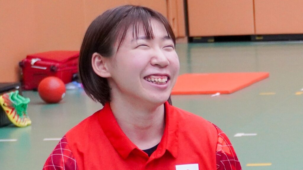 アジアパラ日本代表の赤いポロシャツを着た満面の笑顔の神谷選手。