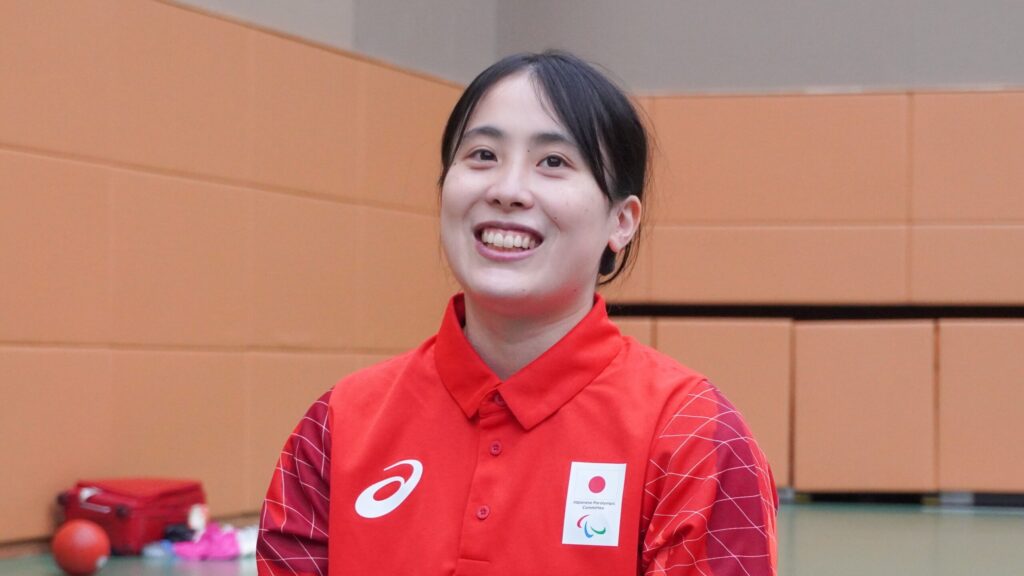 アジアパラ日本代表の赤いポロシャツを着た笑顔の高橋選手。