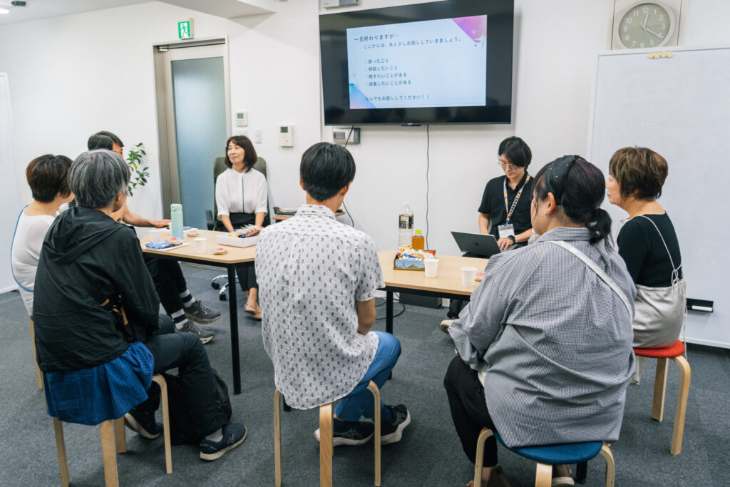 講師の内田さん、みつき運営スタッフ、参加者6人が椅子に座り全員で話し合っている様子。
